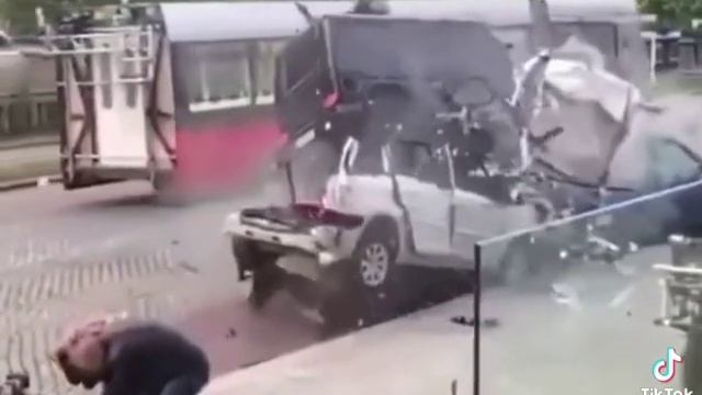 гелик против тачек.mp4