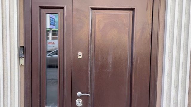 Установка металлического декора на входную дверь