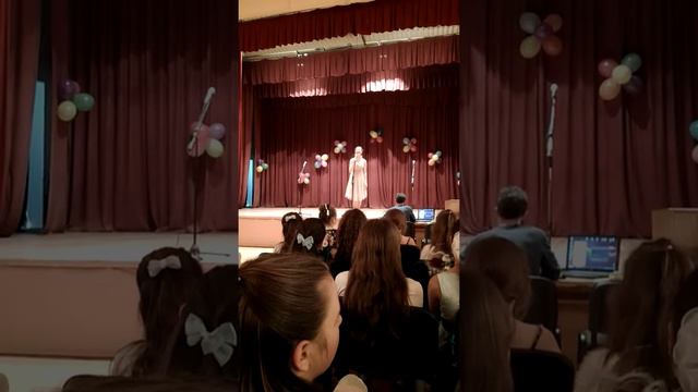 Эта  песня из 101 далматинец исполняла девочка Вероника.