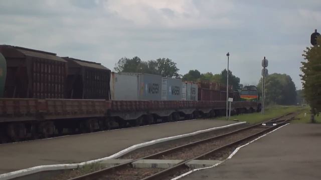 М62-1126 с грузовым поездом