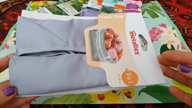 Сухая шампунь, мешок для хранения овощей в холодильнике,кольца для цветов, комментарии на ютюбе.