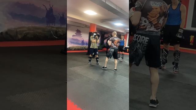 Ударная комбинация Кикбоксинг / отработка в парах / работа против «коробочки» /
