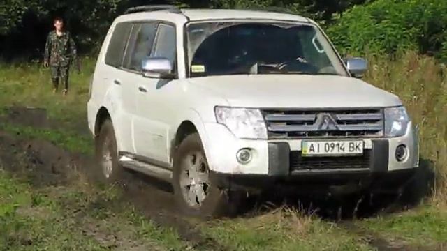 Mitsubishi Pajero Wagon едет по болоту