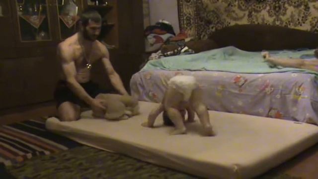 1год и 3 мес кувырок назад, кув вперед