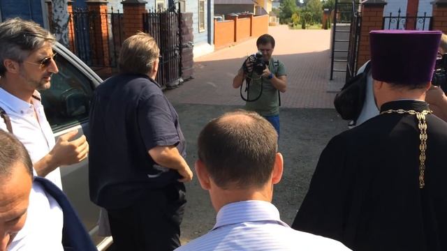 Жерара Депардьё в мордовской глубинке расцеловали и оглушили песней