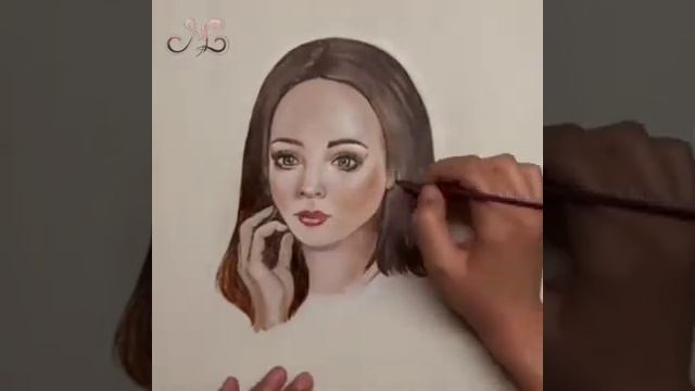 Художник рисует изменения внешности девушки от рождения до старости.