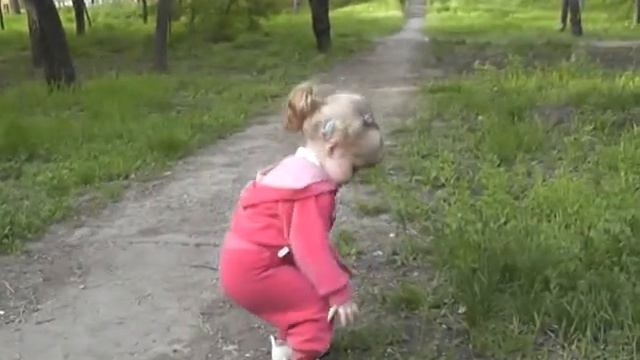 Маргаритка гуляет с мамой