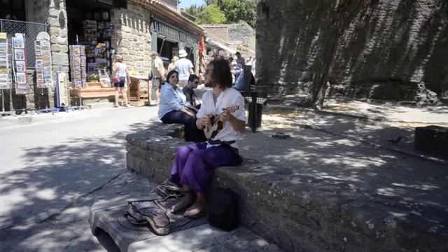 Парень играет на укулеле во Франции, Каркассон