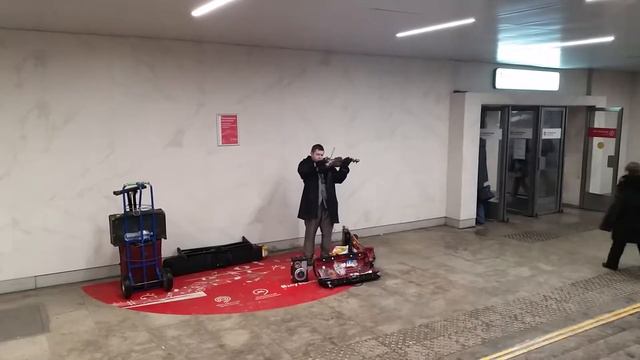 Музыкант в переходе сухаревской