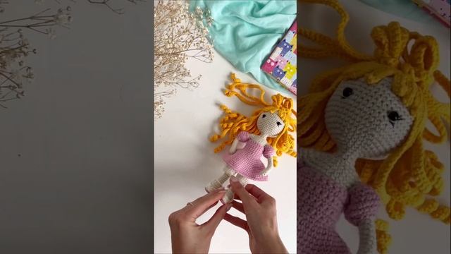 Нам пришла пора прощаться. Вязаная кукла с кошечкой.