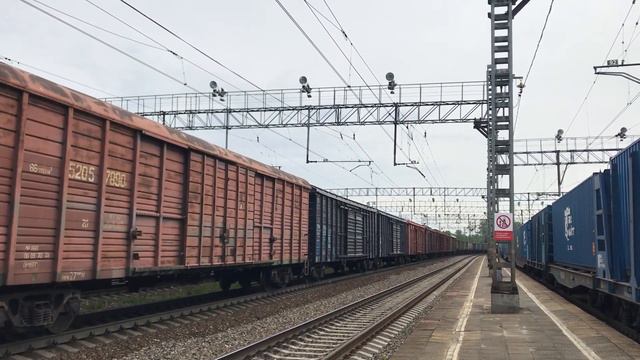 Электровоз ВЛ11М-292/337Б с грузовым поездом