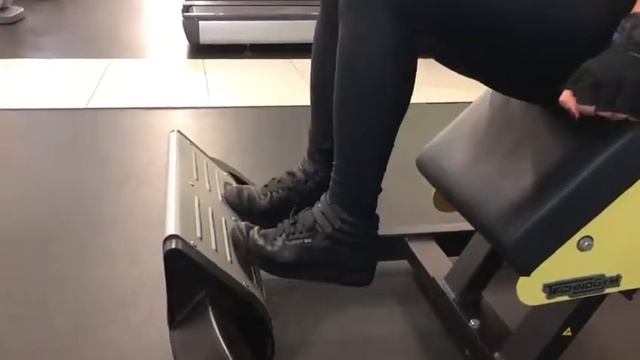 Подъём на носки, с согнутыми ногами, в тренажёре Ослик на камболовидную и икроножную мышцу