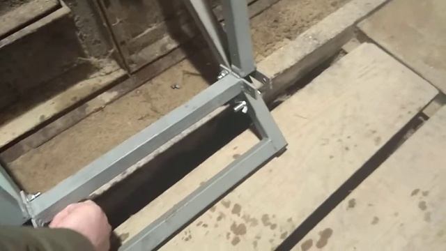 Складная стойка для лодочного мотора.