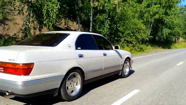 Toyota Crown JZS141 на трассе.