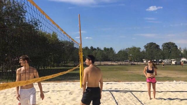 Веселый пляжный волейбол в Парке Горького