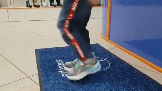 Детские кроссовки с мигающей подошвой