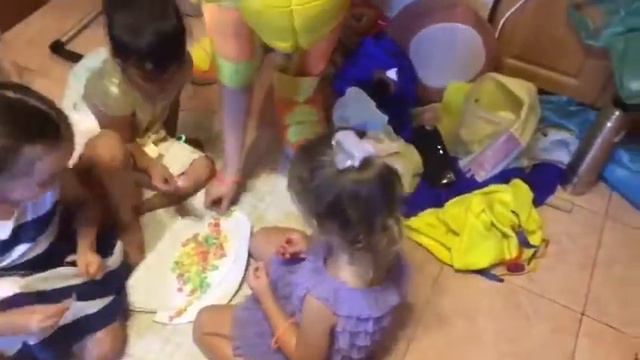 книга с конфетами