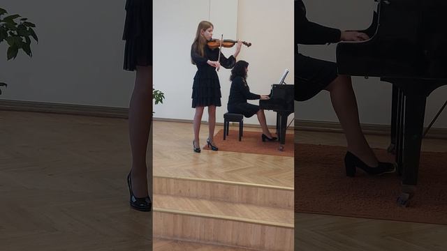 Матвійчук Мар'яна 6 клас.Виконує М.Скорик Мелодія, Г.Венявський Польський танець.