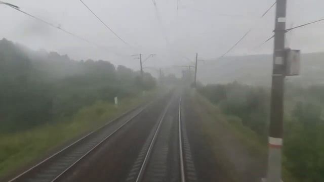 Гнев небес. Мощные удары молнии рядом с поездом. Поездка в грозу. Ускоренная версия. Шаровая молния