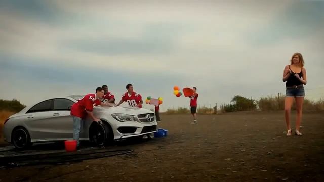 Очаровательная Кейт Аптон моет Мерседес CLA