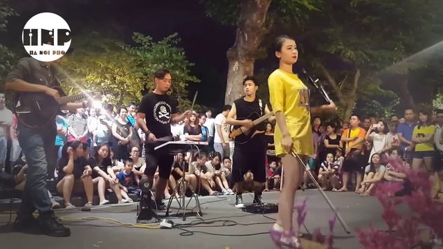 Cô Gái Chơi Violin Cực Gợi Cảm - Anh Cứ đi đi Phiên Bản đường Phố