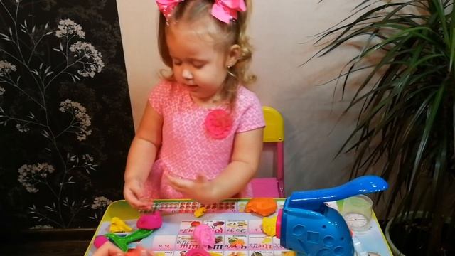 Лепим фигурки из пластилина. Печенье, клубничка, и лапша из Play Doh.