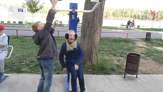 Полина и тренажеры в парке