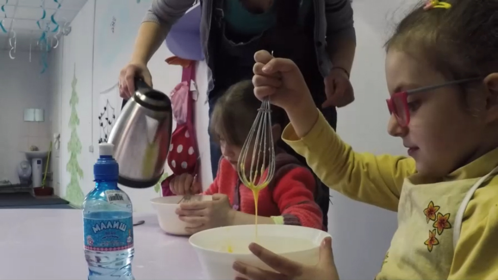 ГОТОВИМ ВАФЛИ Детский Центр СОВЯТА PREPARING WAFERS Childrens Center SOVYATA
