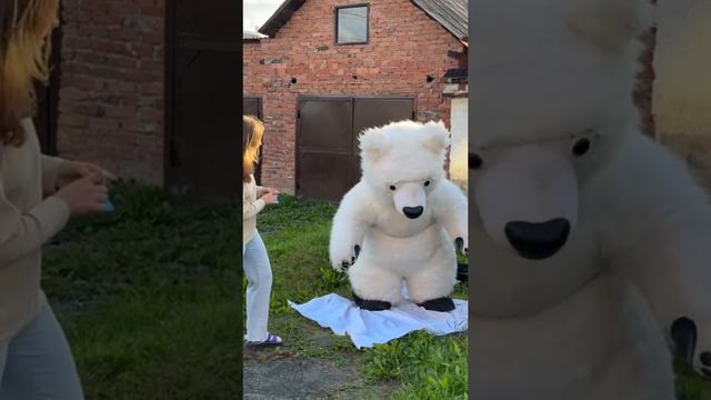 Кто Внутри Надувного Белого Медведя? Узнайте Сейчас! 🐻🤔 #shorts #белыймедведь