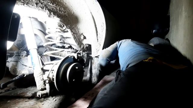 Как выбить закипевший болт из саленблоков. Замена саленблоков ниссан прерия джой..mp4