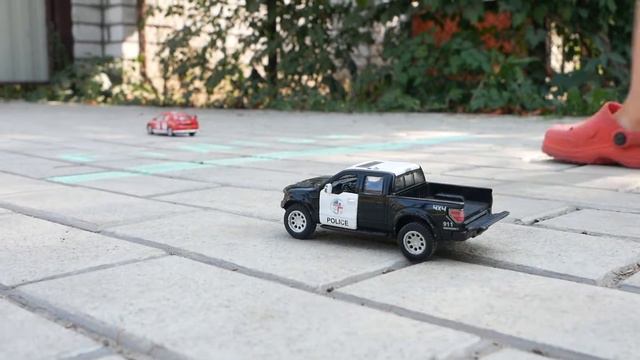Челлендж гонки  - чья машинка быстрее Kinsmart / Challenge Race Whose Machine Is Faster Kinsmart