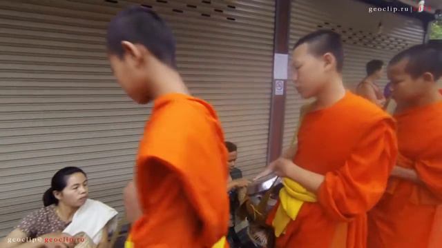 Лаос. Луангпрабанг. Церемония кормления буддистских монахов / Luang Prabang.  Tak Bat  Ceremony