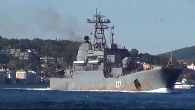 Русские десантные корабли проходят через Босфор
