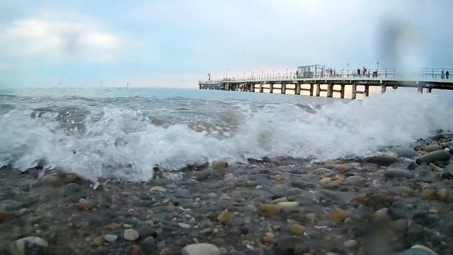 купаю экшн-камеру в Черном море (Сочи 2017)