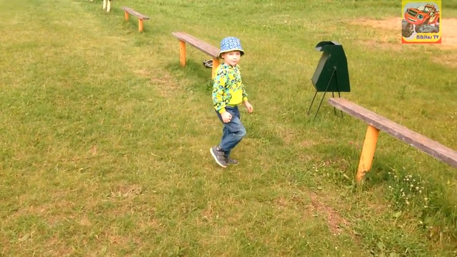 Никита играет в футбол на футбольном поле