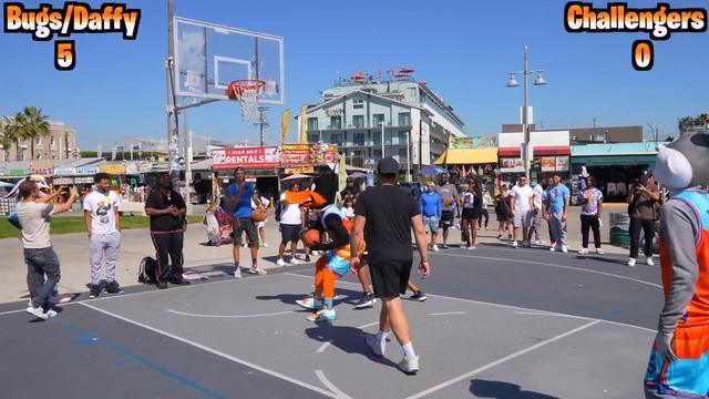 Bugs Bunny_Daffy Duck 2v2 Basketball At Venice Beach [Space Jam IRL]