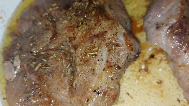 Свиной стейк с молодым картофелем