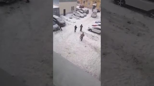 В Самаре на мужчину и двух его маленьких дочек напал сосед с газовым баллончиком