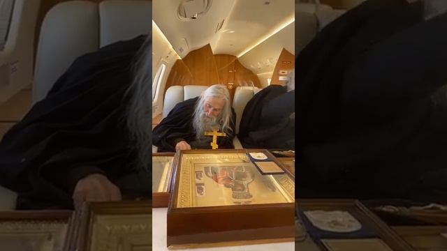 Отец Илий Ноздрин с молебном облетел Москву на спецборте