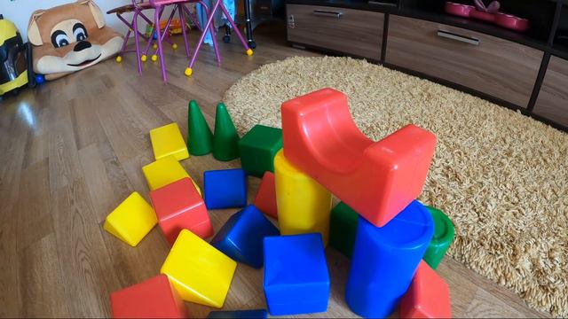 Вика и Оля. Оля играет дома в игрушки. строим замок и учимся узнавать звуки животных.