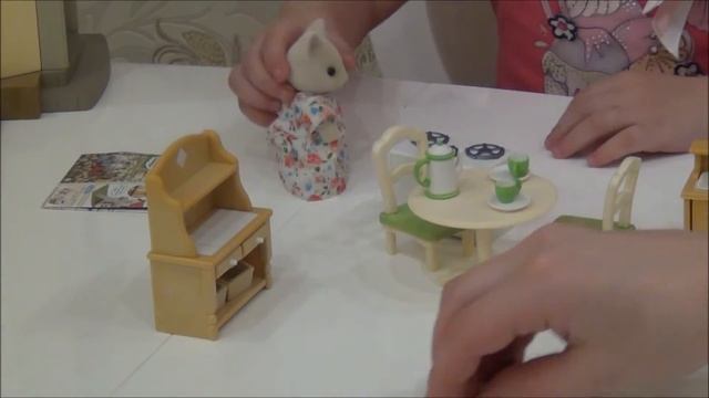 Открываем набор мебели для кухни Sylvanian Families