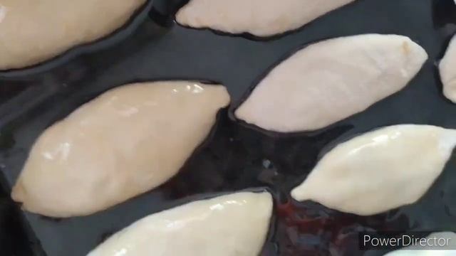 Воздушные пирожки ,с  капустой в духовке.