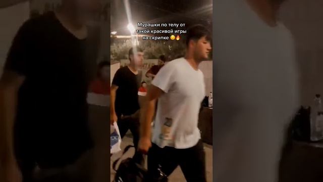 парень красиво играет на скрипке