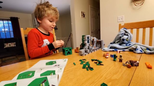 Building LEGO Minecraft Creeper Mine 21155
