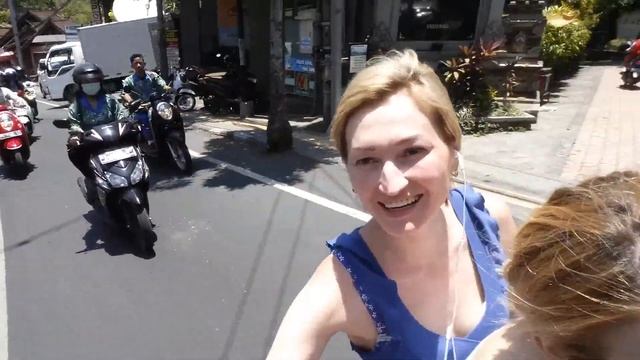 Как мы втроем уместились на одном байке)