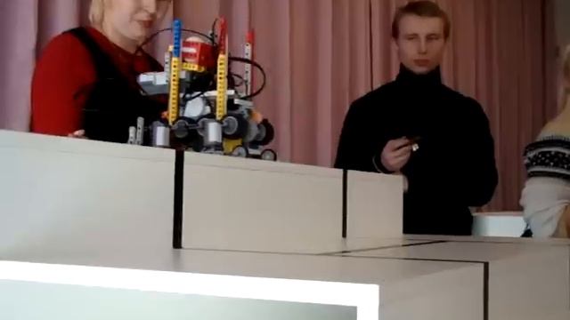 лего робот поднимается по лестнице