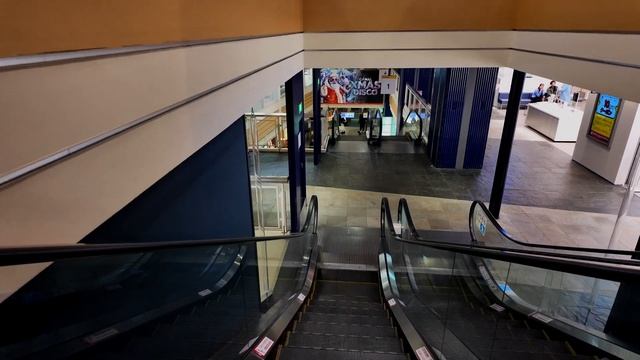 FUKUOKA - Nakasu Night Walk 【4K HDR】