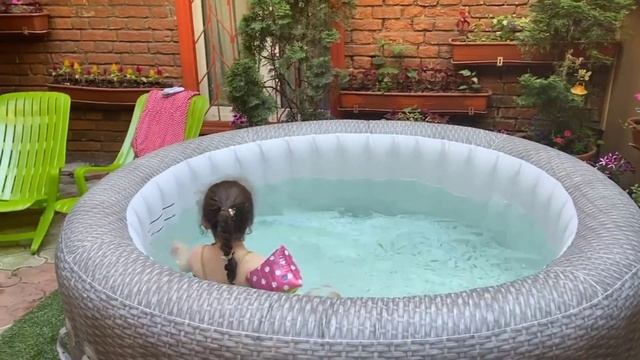 Эммануил Виторган и его жена Ирина Млодик купили новый бассейн для своих  дочек Этель и Клары