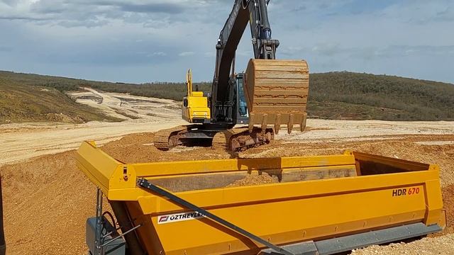 Volvo EC220DL Paletli Ekskavatör Tıra Yükleme Yapıyor