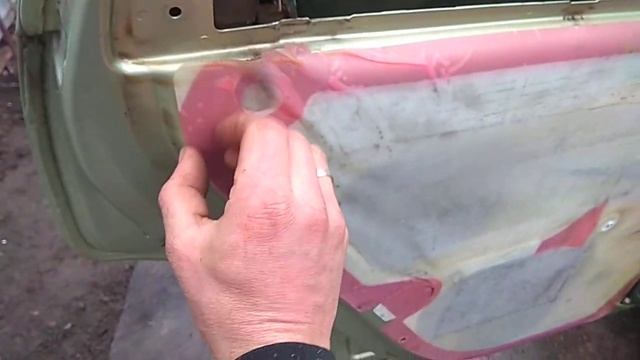 Ремонт дверей: снятие обшивки и замена ручек